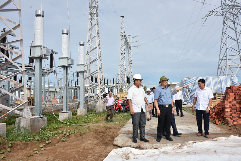 Chủ tịch UBND tỉnh Cao Văn Trọng khảo sát tiến độ thi công của Dự án Nhà máy điện gió số  5, xã Thạnh Hải (Thạnh Phú).