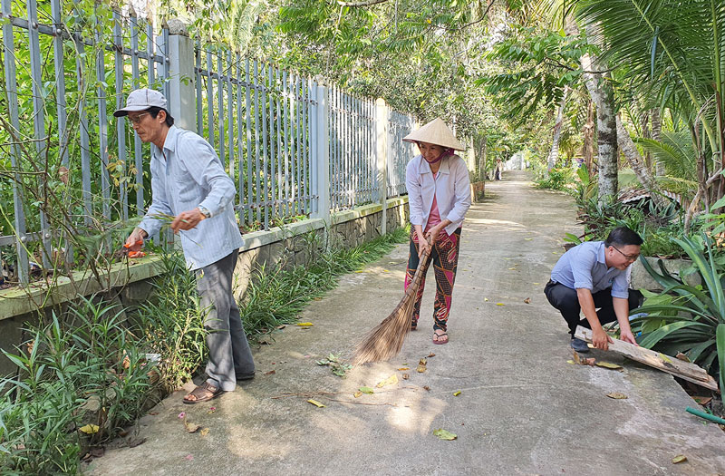 Người dân ấp Phước Hưng, xã An Phước dọn dẹp cảnh quan môi trường khu dân cư.