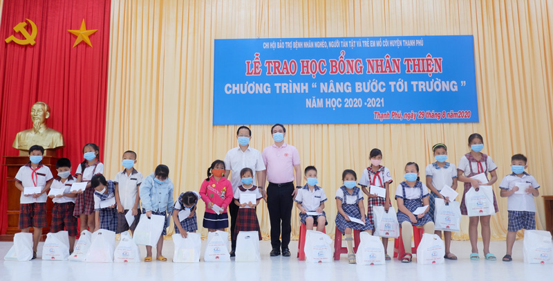 Phó chủ tịch UBND tỉnh Nguyễn Trúc Sơn và đơn vị tài trợ trao bổng cho học sinh.
