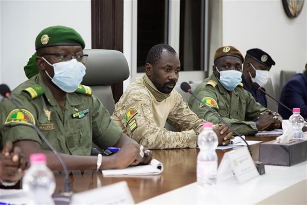 Các nhà lãnh đạo quân đội Mali tại cuộc đàm phán với phái đoàn ECOWAS ở Bamako, Mali ngày 22-8-2020. (Ảnh: AFP/TTXVN)