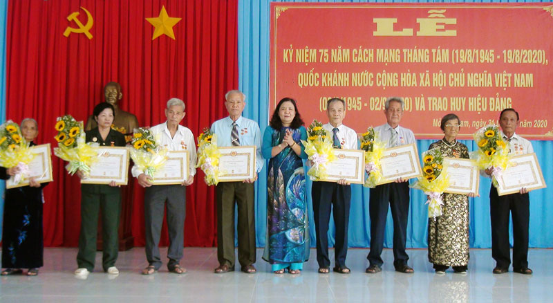 Trưởng Ban Tổ chức Tỉnh ủy Hồ Thị Hoàng Yến trao huy hiệu Đảng cho đảng viên.