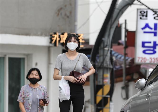 Người dân đeo khẩu trang phòng lây nhiễm COVID-19 tại Seoul, Hàn Quốc, ngày 25-8-2020. Ảnh: THX/TTXVN