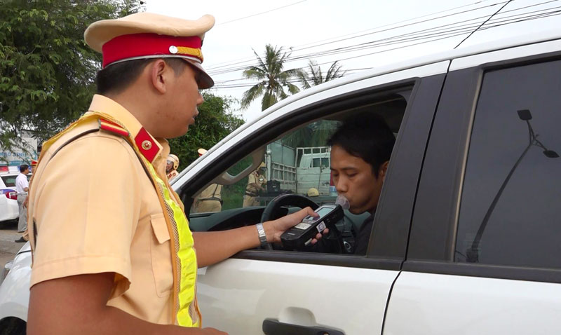 Rượu, bia và tai nạn giao thông Cảnh sát giao thông, Công an tỉnh kiểm tra nồng độ cồn trên tuyến quốc lộ 60.