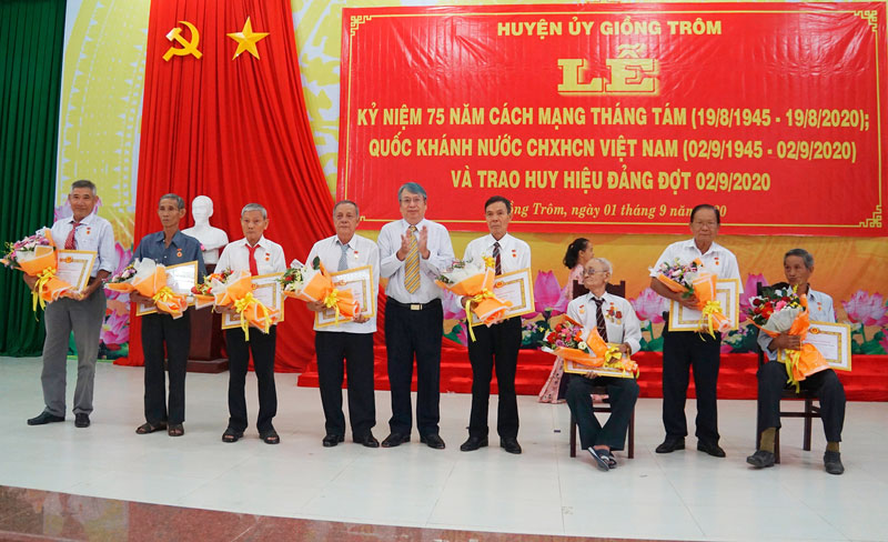 Trưởng ban Tuyên giáo Cao Văn Dũng trao Huy hiệu Đảng cho các đảng viên 55 tuổi Đảng. Ảnh: Ánh Nguyệt