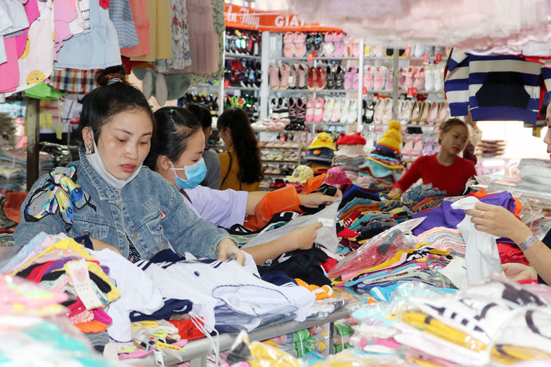 Mua sắm tiết kiệm, hợp lý cho năm học mới Nhiều phụ huynh mua sắm đồng phục cho con chuẩn bị năm học mới.
