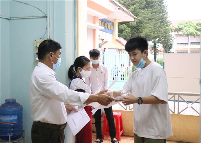 Trên 26.000 thí sinh thi tốt nghiệp THPT đợt 2 bắt đầu làm bài thi Ngữ văn Cán bộ coi thi gọi thí sinh vào phòng thi tại Điểm thi Trường THPT Chu Văn An, thành phố Buôn Ma Thuột, Đắk Lắk. Ảnh: Tuấn Anh/TTXVN