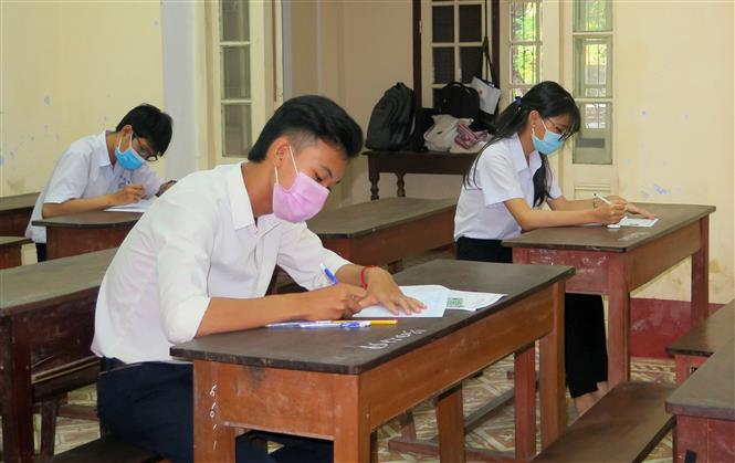 Trên 26.000 thí sinh thi tốt nghiệp THPT đợt 2 bắt đầu làm bài thi Ngữ văn Lực lượng y tế đo thân nhiệt cho các thí sinh trước khi vào phòng thi của tỉnh Thừa Thiên - Huế. Ảnh: Tường Vi /TTXVN