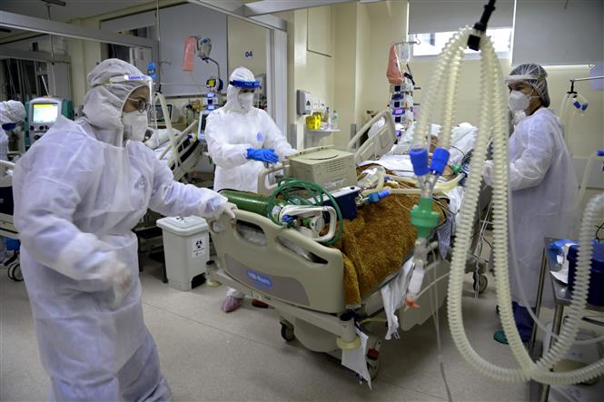  Điều trị cho bệnh nhân nhiễm COVID-19 tại Porto Alegre, Brazil. Ảnh: AFP/TTXVN