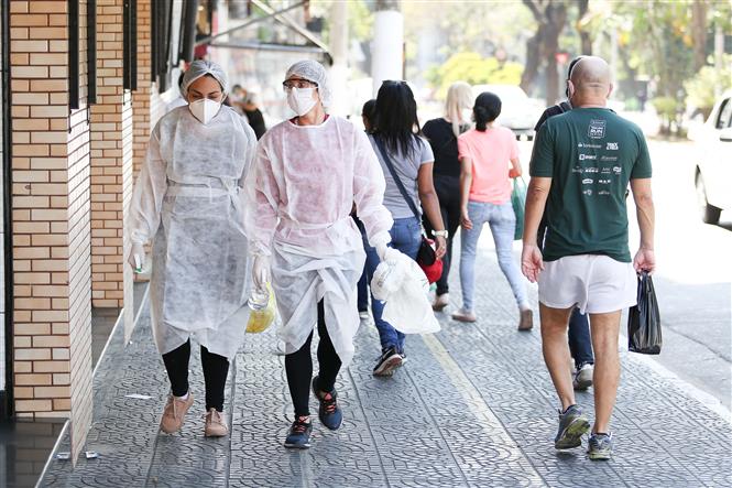 Người dân đeo khẩu trang phòng lây nhiễm COVID-19 tại Sao Paulo, Brazil. Ảnh: THX/TTXVN