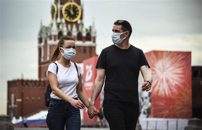 Người dân đeo khẩu trang phòng dịch COVID-19 tại Moskva, Nga ngày 15-6-2020. Ảnh: AFP/TTXVN