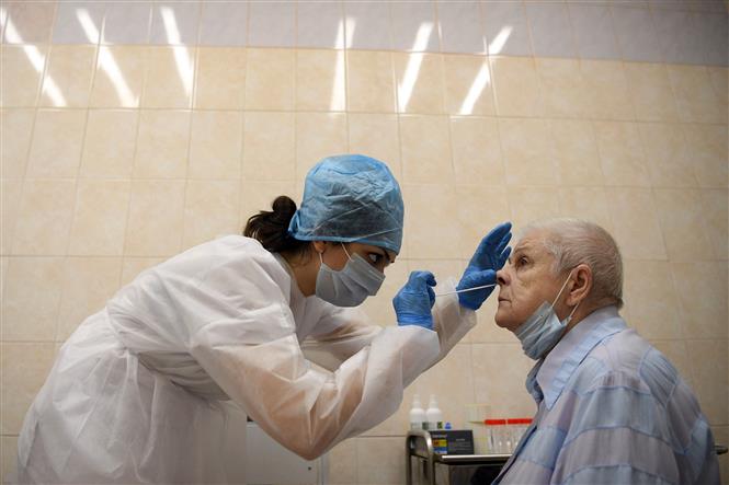 Trong ảnh: Nhân viên y tế lấy mẫu xét nghiệm COVID-19 cho người dân tại Moskva, Nga ngày 16-7-2020. Ảnh: AFP/TTXVN