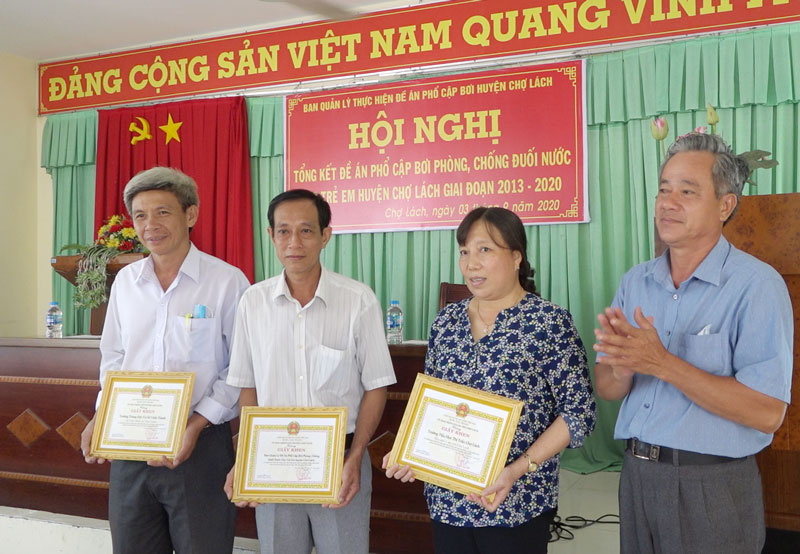 Tin hoạt động các huyện, thành phố ngày 4-5-2020 Khen thưởng các tập thể và cá nhân có thành tích xuất sắc trong thực hiện Đề án Phổ cập bơi giai đoạn 2013 - 2020. Ảnh: Việt Cường