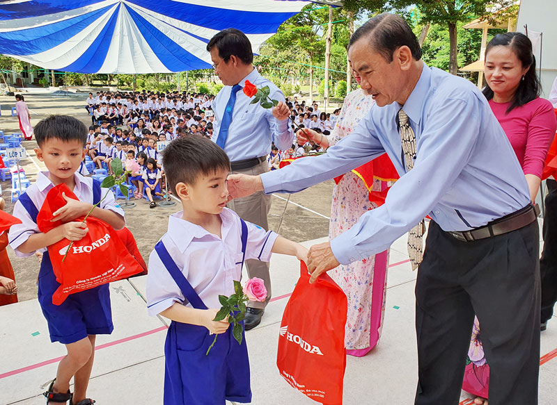 Các thầy cô Ban giám hiệu Trường Phổ thông Hermann Gmeiner đón và tặng quà cho học sinh lớp 1. Ảnh: Thanh Đồng