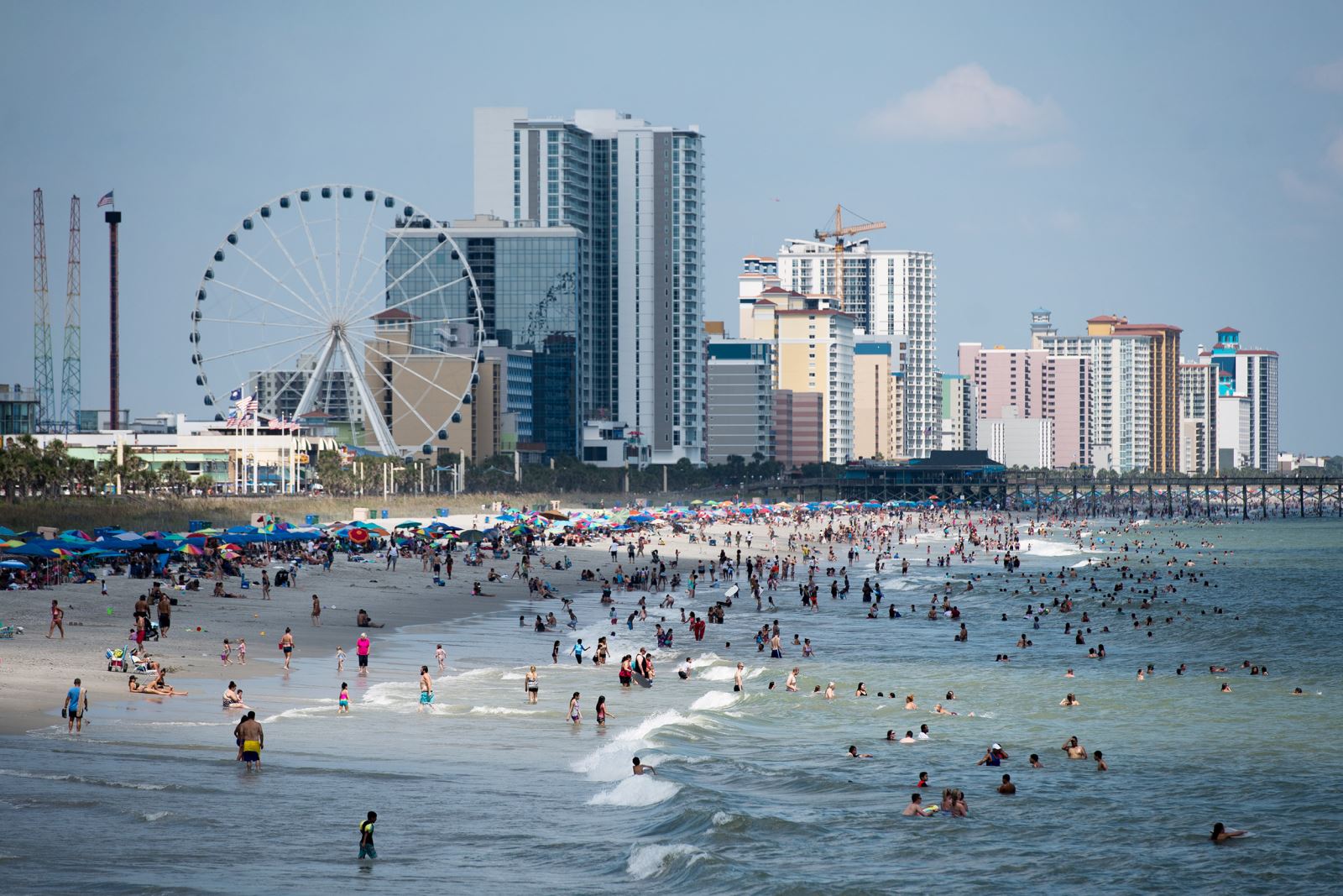 Người dân đổ ra bãi biển Myrtle ở Nam Carolina, Mỹ hôm 5-9-2020. Ảnh: Getty Images