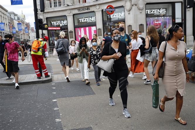 Người dân đeo khẩu trang phòng lây nhiễm COVID-19 tại London, Anh, ngày 24-7-2020. Ảnh: AFP/ TTXVN