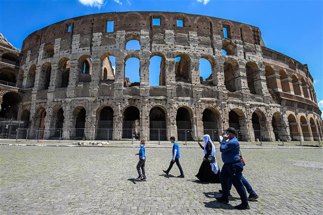 Khách du lịch thăm Đấu trường La Mã tại Rome, Italy, ngày 22-6-2020. Ảnh: AFP/TTXVN