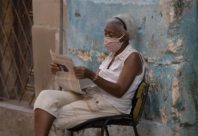  Người dân đeo khẩu trang phòng lây nhiễm COVID-19 tại La Habana, Cuba, ngày 29-7-2020. Ảnh: AFP/ TTXVN
