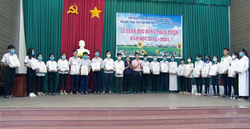 Tin hoạt động các huyện, thành phố ngày 7-9-2020 Lãnh đạo huyện và mạnh thường quân trao học bổng cho các em học sinh. Ảnh: Nguyễn Hiệp