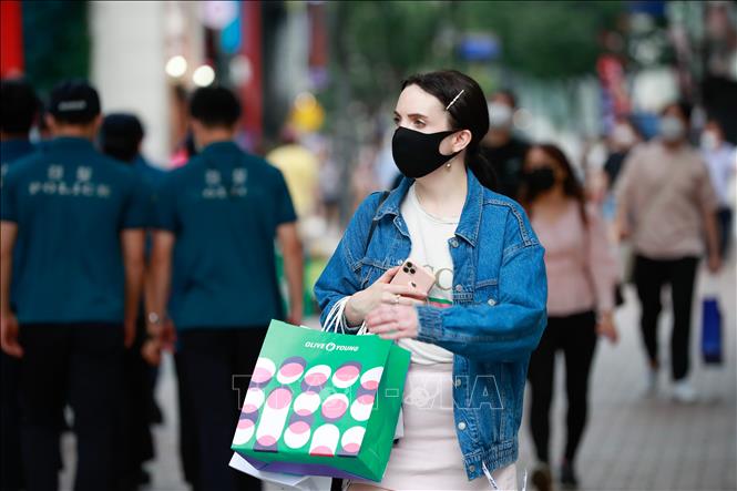 Thế giới vượt 900.000 ca tử vong Người dân đeo khẩu trang phòng lây nhiễm COVID-19 tại Seoul, Hàn Quốc ngày 5-9. Ảnh: THX/TTXVN