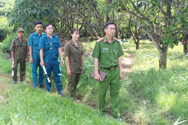 Công an xã Thạnh Phước phối hợp với quân sự, dân phòng tuần tra, kiểm tra tình hình an ninh, trật tự xã hội trên địa bàn.