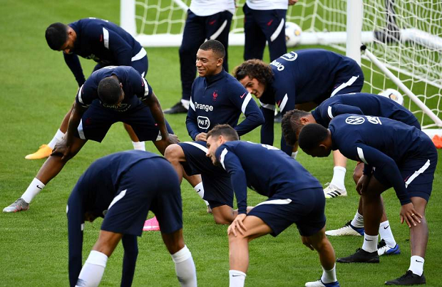 Mbappe đã tiếp xúc với nhiều đồng đội trước khi dương tính với COVID-19