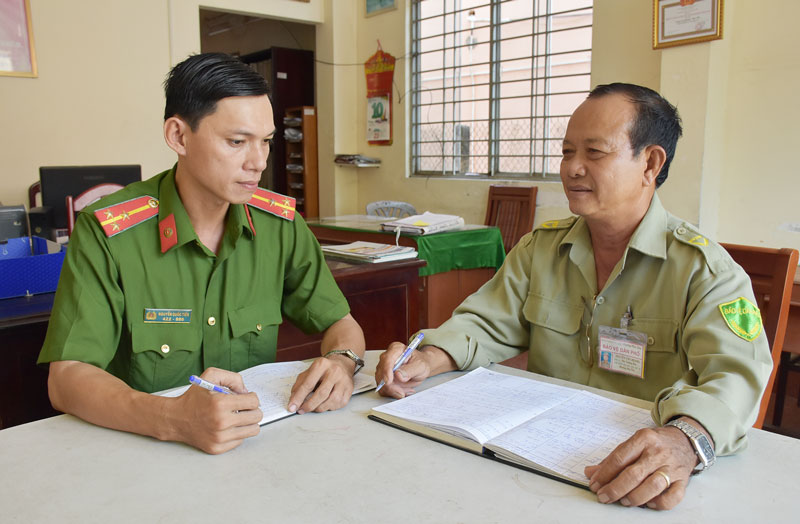 Ông Nguyễn Văn Hoàng trao đổi tình hình an ninh trật tự với Công an phường Phú Tân.