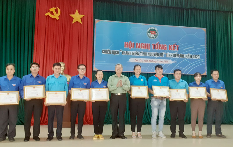 Phó chủ tịch Thường trực UBND tỉnh trao bằng khen cho các cá nhân, tập thể.