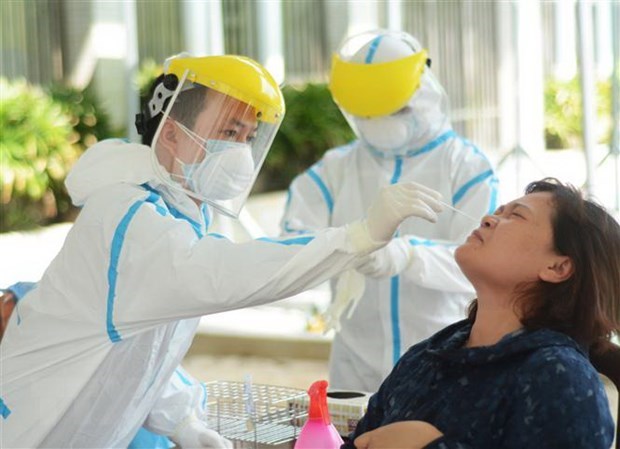 Việt Nam không ghi nhận ca mắc COVID-19 trong sáng 9-9-2020 Nhân viên y tế lấy mẫu xét nghiệm SARS-CoV-2. (Ảnh: TTXVN)