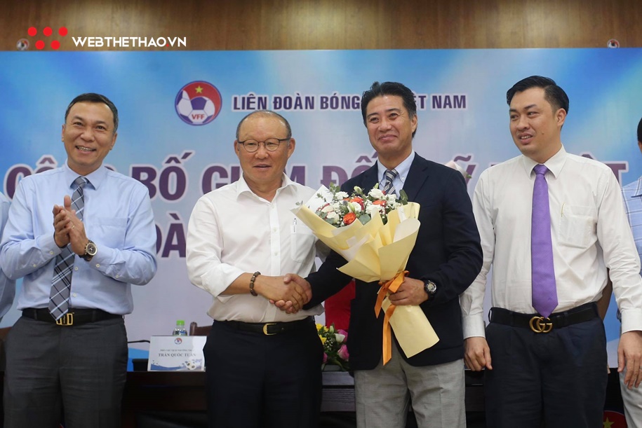 Tân GĐKT Adachi bắt tay ông Park, đặt mục tiêu khủng đưa Việt Nam đánh bại Nhật Bản Cái bắt tay của hai chuyên gia ngoại với mục tiêu nâng tầm bóng đá Việt Nam. Ảnh: H.D