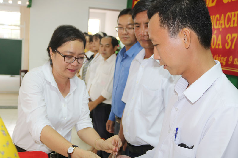 Bế giảng lớp bồi dưỡng ngạch chuyên viên khóa 37