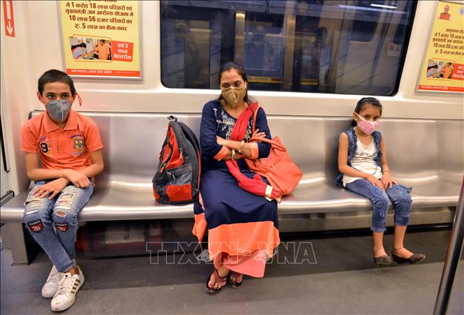 Người dân đeo khẩu trang phòng lây nhiễm COVID-19 khi đi tàu điện ngầm tại New Delhi, Ấn Độ ngày 7-9-2020. Ảnh: THX/TTXVN
