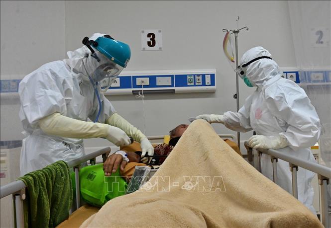 Điều trị cho bệnh nhân nhiễm COVID-19 tại Bogor, Tây Java. Ảnh: AFP/TTXVN