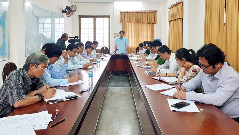 Phó chủ tịch UBND tỉnh Nguyễn Hữu Lập phát biểu chỉ đạo tại buổi làm việc. Ảnh: A. Thi