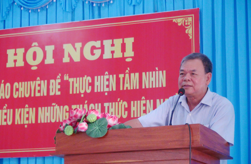 Nguyên Bí thư Tỉnh ủy báo cáo chuyên đề cho cán bộ chủ chốt huyện Mỏ Cày Nam Nguyên Bí thư Tỉnh ủy Võ Thành Hạo báo cáo tại hội nghị.
