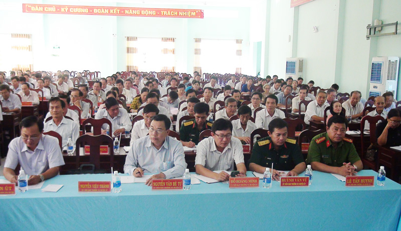Nguyên Bí thư Tỉnh ủy báo cáo chuyên đề cho cán bộ chủ chốt huyện Mỏ Cày Nam Lãnh đạo chủ chốt huyện Mỏ Cày Nam dư hội nghị.