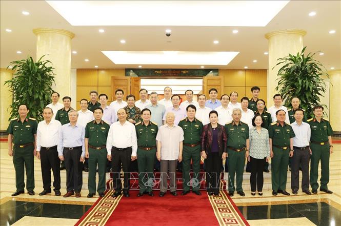 Bộ Chính trị làm việc với Thường vụ Quân ủy Trung ương Tổng Bí thư, Chủ tịch nước Nguyễn Phú Trọng, Bí thư Quân ủy Trung ương cùng các đồng chí Ủy viên Bộ Chính trị và Ban Thường vụ Quân ủy Trung ương.