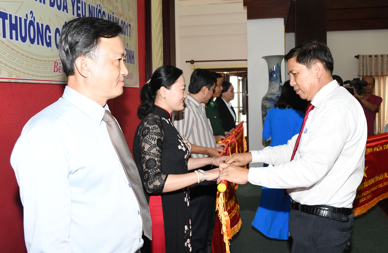 Chủ tịch UBND tỉnh Cao Văn Trọng trao cờ thi đua cho các tập thể tiêu biểu.