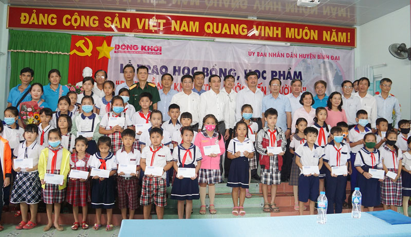 Ban tổ chức và đại biểu trao học bổng cho các em học sinh.  Ảnh: Ánh Nguyệt