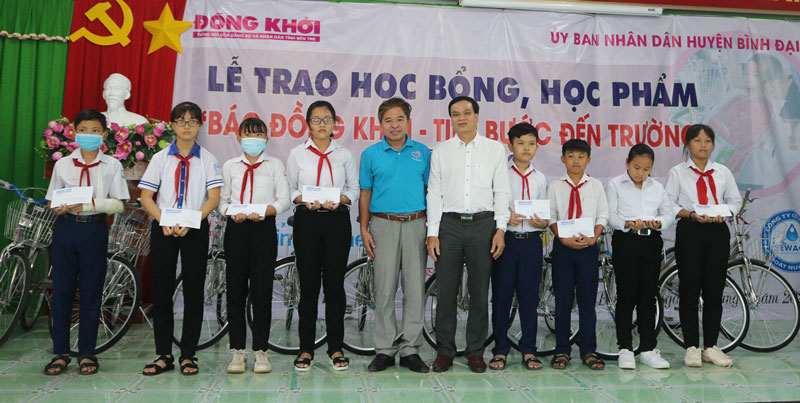 Học sinh nhận học bổng, học phẩm. Ảnh: Ánh Nguyệt