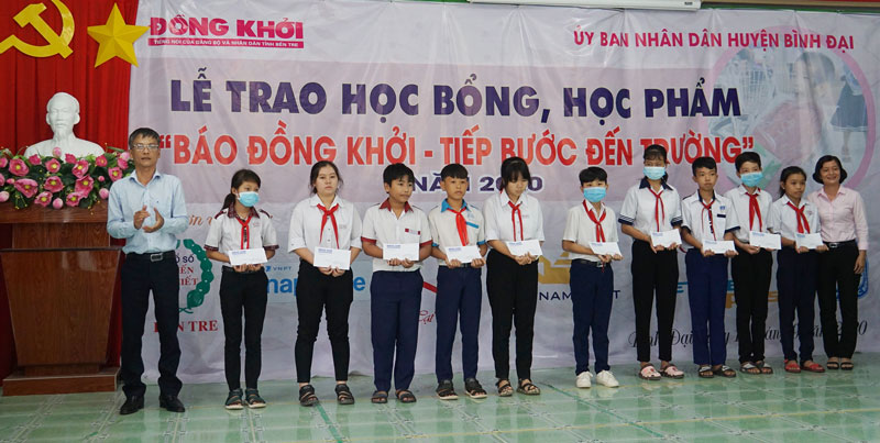 Trao học bổng “Báo Đồng Khởi - Tiếp bước đến trường” cho các em học sinh. Ảnh: Ánh Nguyệt