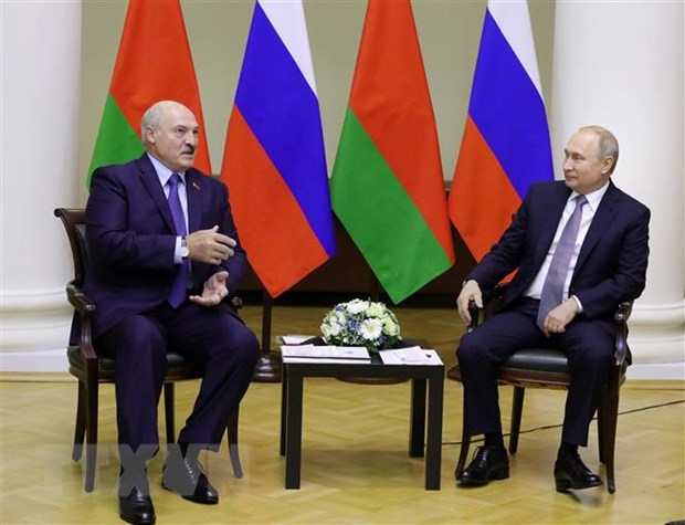 Tổng thống Nga Vladimir Putin (phải) và Tổng thống Belarus Alexander Lukashenko (trái) trong cuộc gặp ở Saint Petersburg, Nga, ngày 18-7-2019. (Ảnh: AFP/TTXVN)