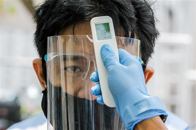 Kiểm tra thân nhiệt phòng lây nhiễm COVID-19 tại Manila, Philippines, ngày 3-9-2020. Ảnh: THX/ TTXVN