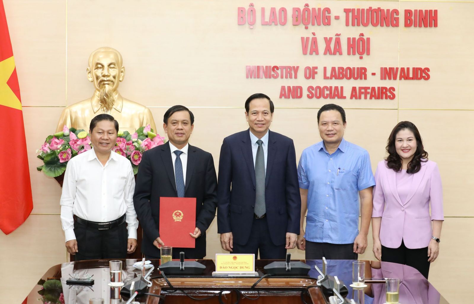 Lãnh đạo Bộ LĐ-TBXH chúc mừng tân Thứ trưởng Nguyễn Bá Hoan.