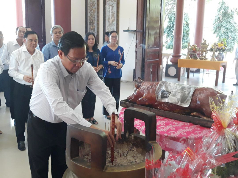 Lễ tưởng niệm 28 năm Ngày mất Nữ tướng Nguyễn Thị Định Bí thư Tỉnh ủy Phan Văn Mãi thắp hương tại đền thờ nữ tướng Nguyễn Thị Định.