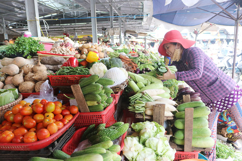 Cẩn trọng khi chọn thực phẩm chay Chọn rau củ quả tươi để chế biến thức ăn, đảm bảo chất dinh dưỡng và an toàn cho sức khỏe. Ảnh: Phan Hân