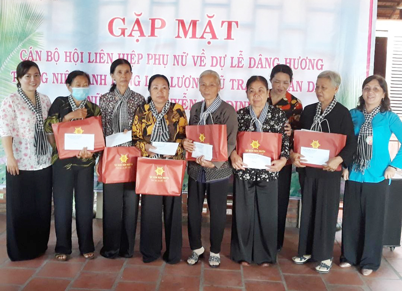 Lễ tưởng niệm 28 năm Ngày mất Nữ tướng Nguyễn Thị Định Hội LHPN tỉnh trao quà cho phụ nữ.