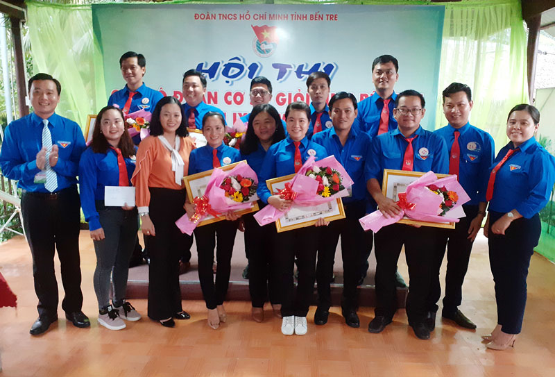 Đại biểu chụp ảnh lưu niệm tại hội thi.