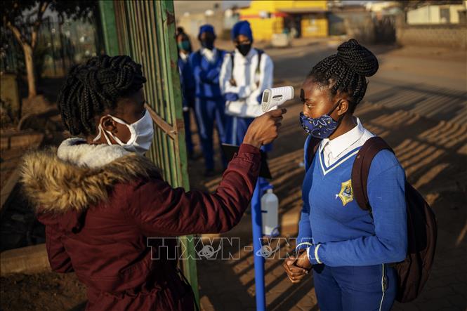 Đo thân nhiệt phòng lây nhiễm COVID-19 tại trường học ở Ekurhuleni, Nam Phi ngày 8-6. Ảnh: AFP/TTXVN