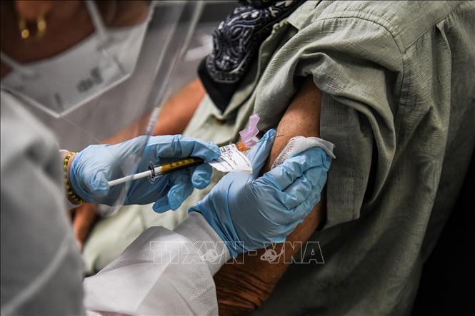 Tiêm vaccine ngừa COVID-19 trên tình nguyện viên tại Hollywood, Florida ngày 13-8. Ảnh: AFP/TTXVN