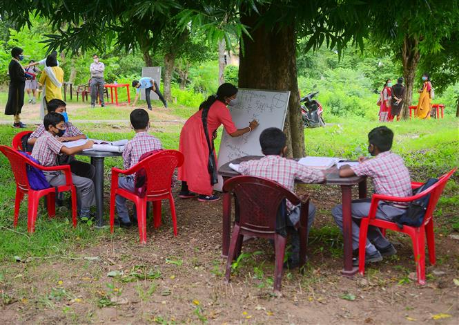 Thế giới trên 955.000 ca tử vong; dịch bệnh tái bùng phát ở nhiều nước Một lớp học ngoài trời phòng lây nhiễm COVID-19 tại Agartala, Ấn Độ, ngày 20-8-2020. Ảnh: THX/ TTXVN